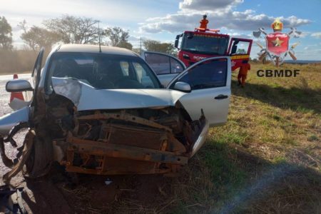 carro batido em poste com a frente amassada e carro de bombeiros atrás