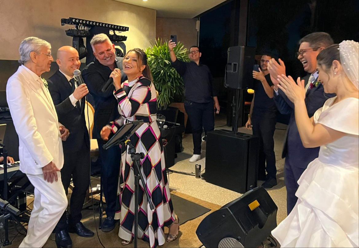 Foto colorida de Janja cantando no Casamento Randolfe Rodrigues - Metrópoles