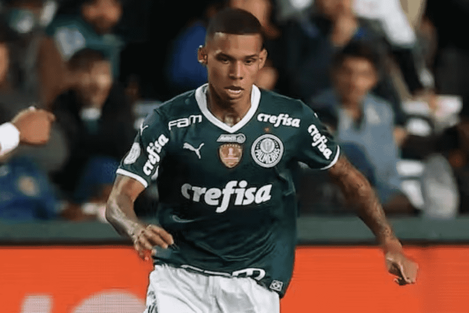 Foto colorida de Gustavo Garcia, jogador do Palmeiras, em campo - Metrópoles