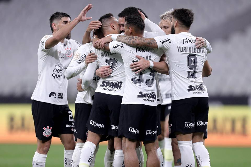 Homens usando uniforme de time de futebol Corinthians - Metrópoles