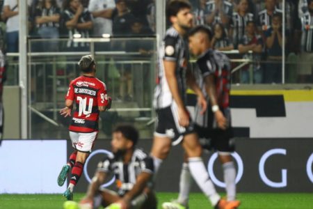 Jogador do Flamengo comemora vitória em cima do Atlético Mineiro - Metrópoles