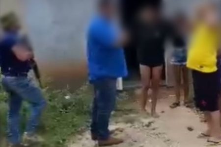 Foto colorida de policial e adolescente que fingiu o próprio sequestro em Alagoas - Metrópoles