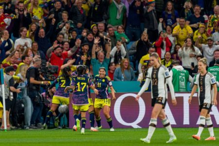 Imagem colorida das jogadoras colombianas comemorando - metrópoles