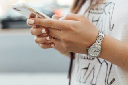 Fotografia colorida mostrando mãos de Mulher mexendo no celular-Metrópoles