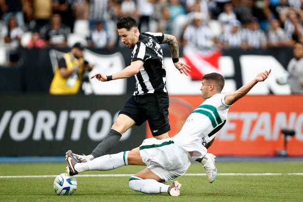 Gustavo Sauer, do Botafogo, em jogo no estádio Nilton Santos