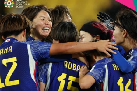 Imagem colorida de jogadoras do Japão comemorando um gol