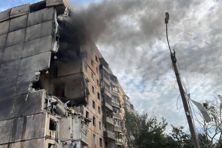 Imagem de prédio residêncial destruído após ataque russo à cidade ucraniana de Kryvyi Rih - Metrópoles