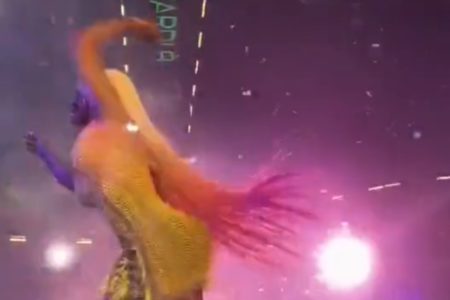 Imagem colorida de Cardi B. Ela está com um vestido claro e cabelo claro - Metrópoles