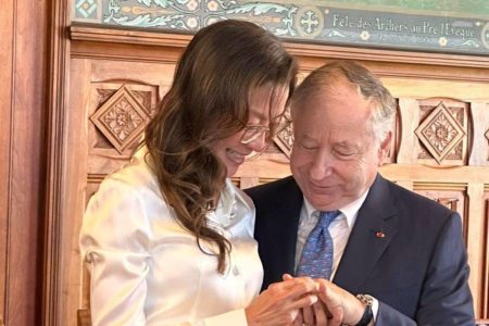 Foto colorida de Michelle Yeoh e Jean Todt trocando alianças - Metrópoles