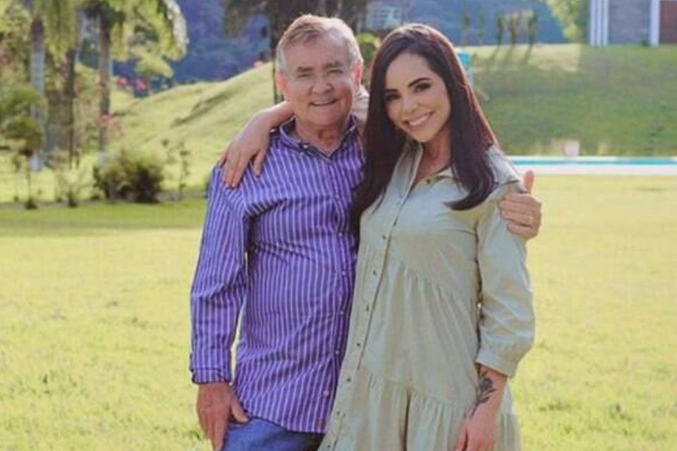 Foto colorida de Itamar Serpa, Seu Embelleze e Monique Elias