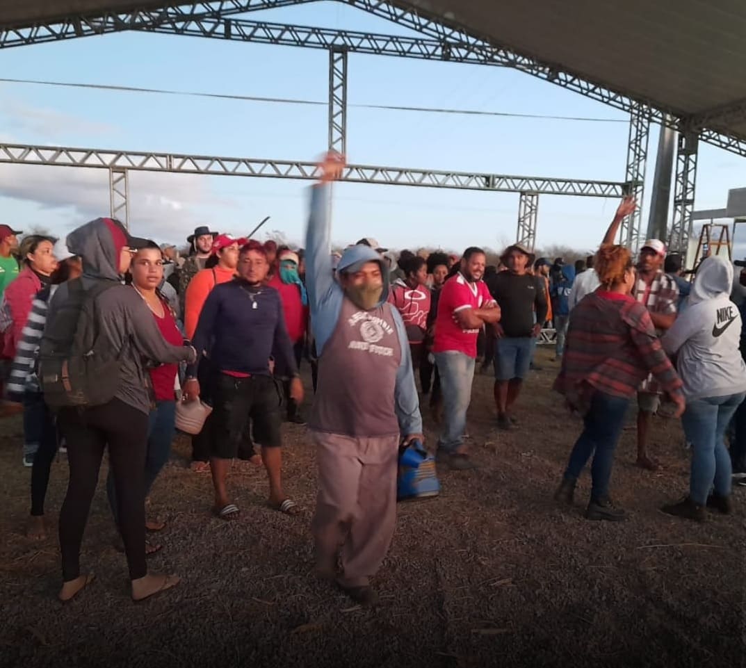 Imagem colorida de integrantes do MST invandido fazenda da Embrapa em Petrolina (PE) - Metrópoles