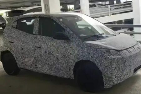 Imagem colorida mostra carro da BYD, que pretende lançar carro elétrico de baixo custo no Brasil - Metrópoles