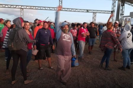 Foto colorida do momento em que integrantes do MST ocupam área da Embrapa em Pernambuco - Metrópoles