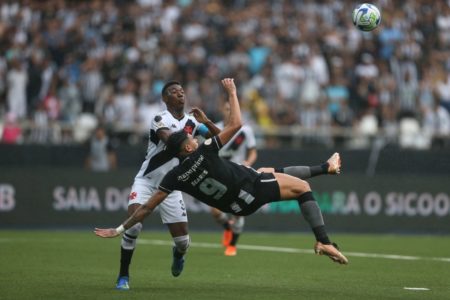 Tiquinho Soares em ação contra o Vasco - Metrópoles