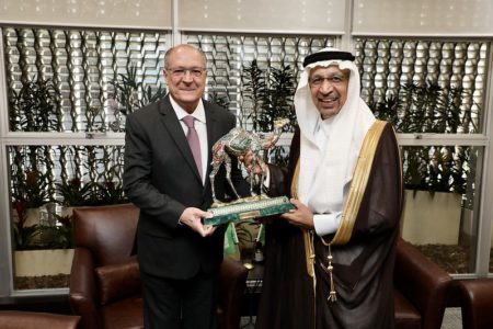 Vice-presidente Geraldo Alckmin posa ao lado de ministro saudita, segurando estátua de um dromedário de ouro - Metrópoles