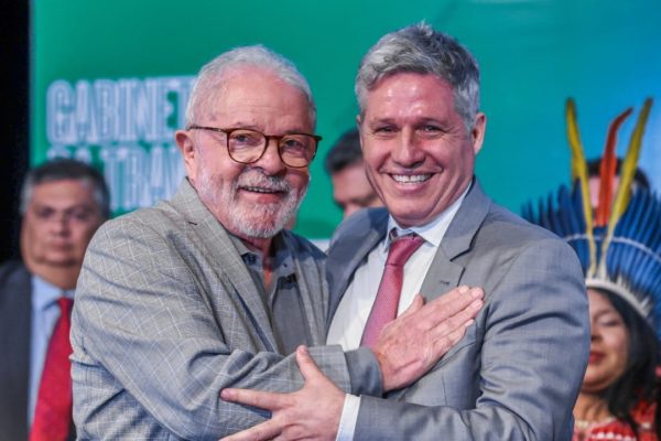 A CPI do MST (Movimento dos Trabalhadores Rurais Sem Terra) vai votar nesta terça-feira (01/08) a convocação do ministro do Desenvolvimento Agrário e Agricultura Familiar, Paulo Teixeira. Ele já havia sido convidado para comparecer em 10 de agosto, mas devido à recente ocupação do MST na sede do Incra em Pernambuco, os deputados consideraram melhor convocá-lo.