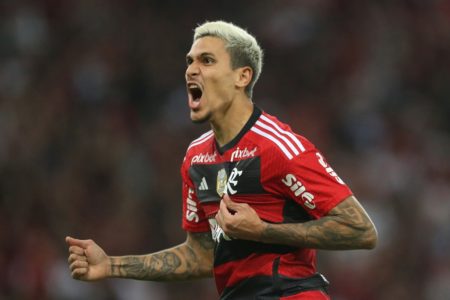 Pedro comemorando gol pelo Flamengo - Metrópoles