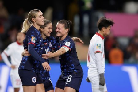 Imagem colorida mostra Danielle van de Donk comemora com as companheiras mais um gol da Holanda diante do Vietnã na Copa do Mundo feminina de futebol - Metrópoles