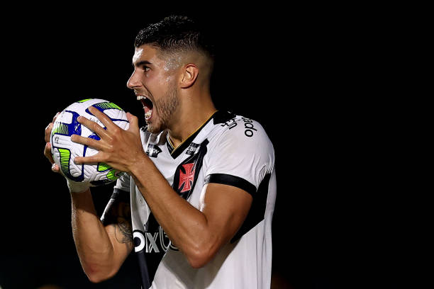 Pedro Raul, em foto colorida, com a camisa do Vasco, beijando a bola