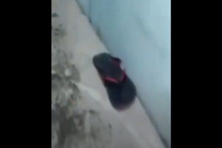 Imagem colorida mostra chinelo que seria de vítima de violência policial