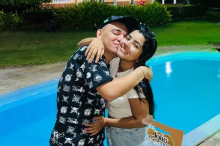 Foto colorida de Ary Mirelle e João Gomes. O casal está abraçado e sorrindo para a foto - Metrópoles