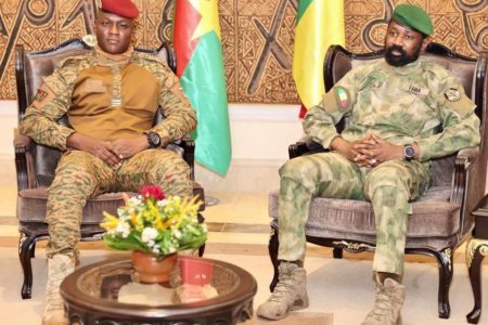 Imagem colorida mostra líderes de Burkina Faso e Mali sentados lado a lado durante um encontro - Metrópoles