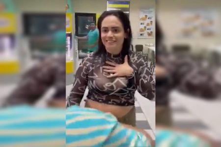 imagem colorida de mulher suspeita de racismo em lanchonete do Rio de Janeiro - Metrópoles
