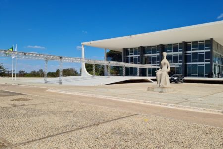 foto colorida do Supremo Tribunal Federal (STF), com preparativos para posse de Cristiano Zanin