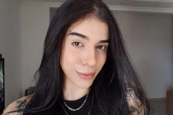 imagem colorida mostra a jovem thais medeiros de oliveira, de bele branca e cabelos pretos e lisos