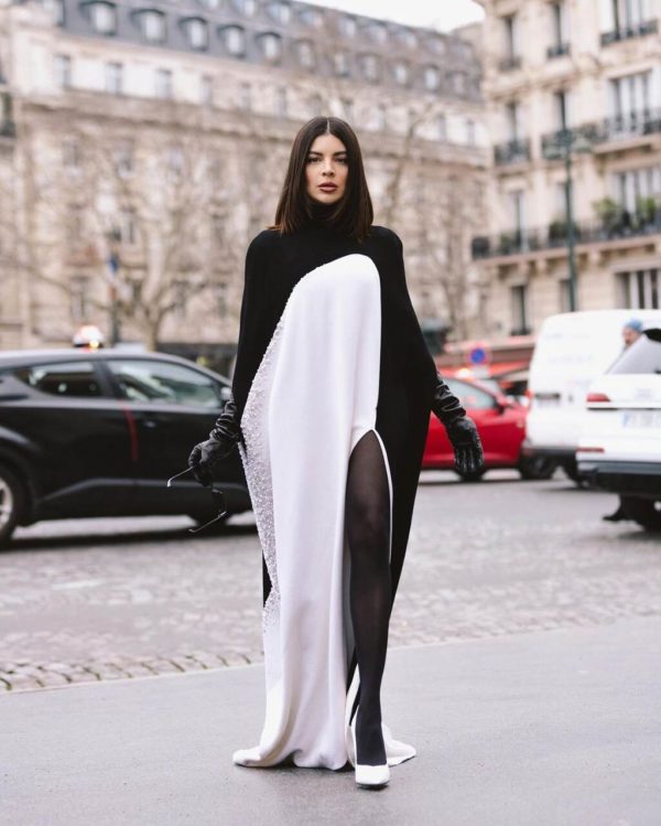 Na imagem com cor, a influenciadora Gkay na Semana de Alta-Costura, em Paris - Metrópoles