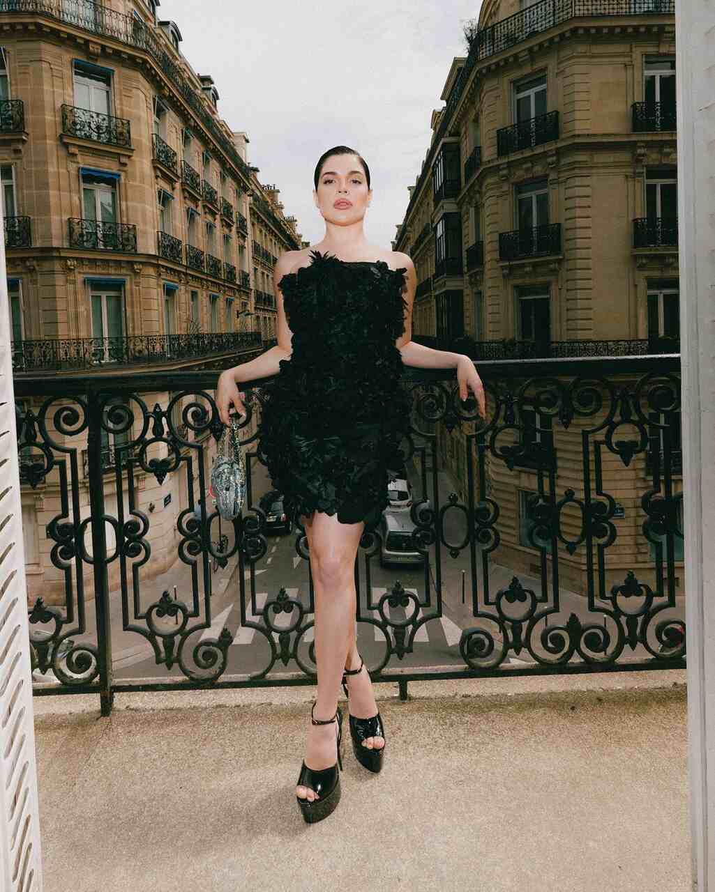 Na imagem com cor, a influenciadora Gkay na Semana de Alta-Costura, em Paris - Metrópoles