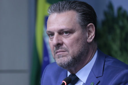Imagem colorida do ministro da Agricultura, Carlos Fávaro, durante audiência pública do governo - Metrópoles