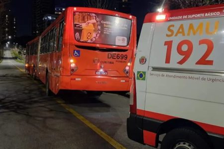 Imagem colorida de ônibus articulado e SAMU - Metrópoles