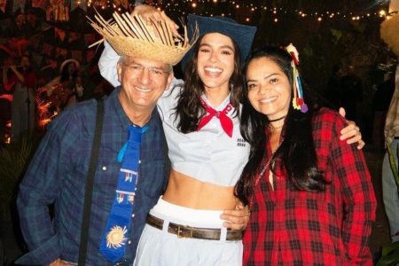 Foto colorida de Bruna Marquezine e seus pais, Neide e Telmo - Metrópoles