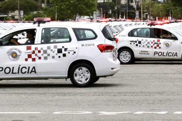 Imagem colorida mostra viatura branca da policia militar no primeiro plano, com outra viatura, com mesma identificação, ao fundo - Metrópoles