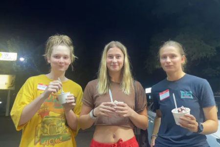 Foto mostra três jovens loiras de aproximadamente 20 anos tomando um sorvete e olhando para a câmera