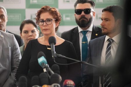 imagem colorida de Carla Zambelli em coletiva - Metrópoles