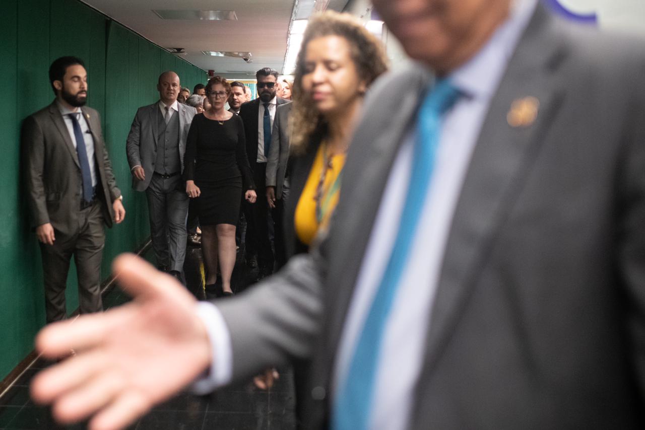 imagem colorida de Carla Zambelli em corredor da Câmara dos Deputados - Metrópoles