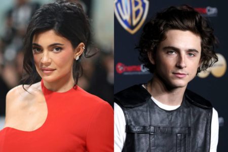 montagem com fotos de Kylie Jenner de vestido vermelho e Timothée Chalamet de camiseta branca e colete preto - metrópoles