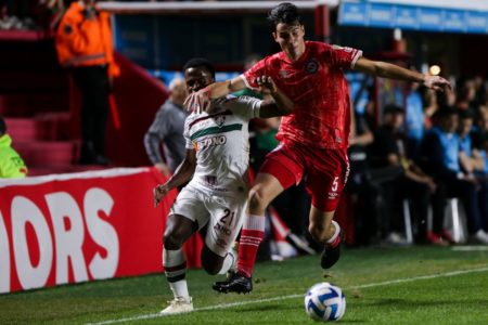 Federico Redondo, filho de lenda do futebol, em ação contra o Fluminense - Metrópoles