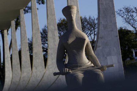 Estátua da justiça em frente ao prédio do STF empréstimo consignado - Metrópoles
