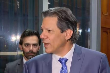 Fotografia colorida de ministro da Fazenda Fernando Haddad durante entrevista coletiva