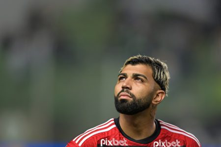 Gabigol com primeiro uniforme do Flamengo - Metrópoles