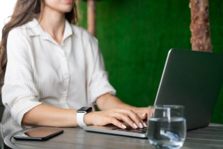 Fotografia colorida de mulher digitando em computador-Metrópoles - APOSTAS