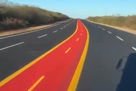 Imagem colorida mostra Ciclofaixa no meio de estrada no Piauí - Metrópoles