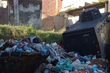 Imagem colorida do blindado da PM do Rio caído no lixão - Metrópoles