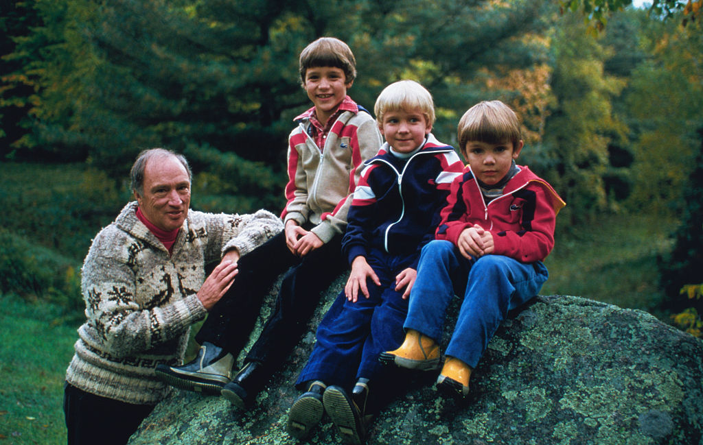 Pierre Trudeau com os filhos Justin, Sacha e Michel, em 1980 - Metrópoles