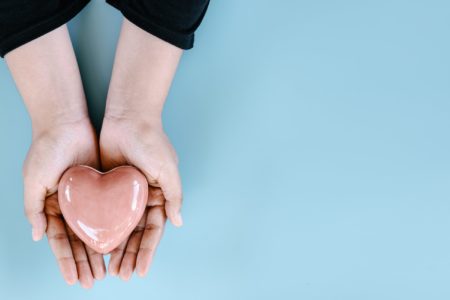 Foto ilustrativa mostra mãos oferecendo um coração de porcelana - doação de órgãos - Metrópoles