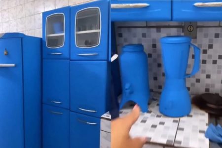 Montagem com dois frames de vídeo com imagens de móveis e eletrodomésticos pintados de azul - Metrópoles