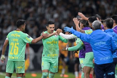 Raphael Veiga e Gabriel Menino aparecem comemorando o único gol da partida de ida contra o Galo pelas oitavas de final da Libertadores da américa